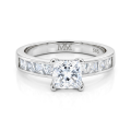 Clarity - Forlovelsesring med moissanite i prinsesseslibning og kanalfattede sidesten