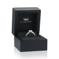 Dynara - Moissaniteforlovelsesring med halo og pavéringskinne