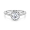 Dynara - Moissaniteforlovelsesring med halo og pavéringskinne
