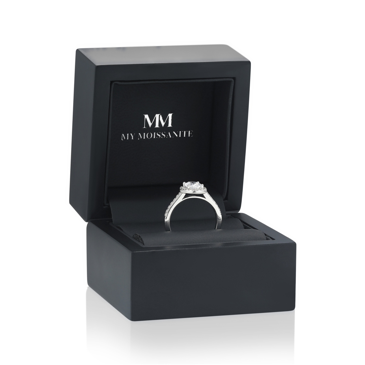 Orletta - Forlovelsesring med oval moissanite, pavéhalo og pavéringskinne