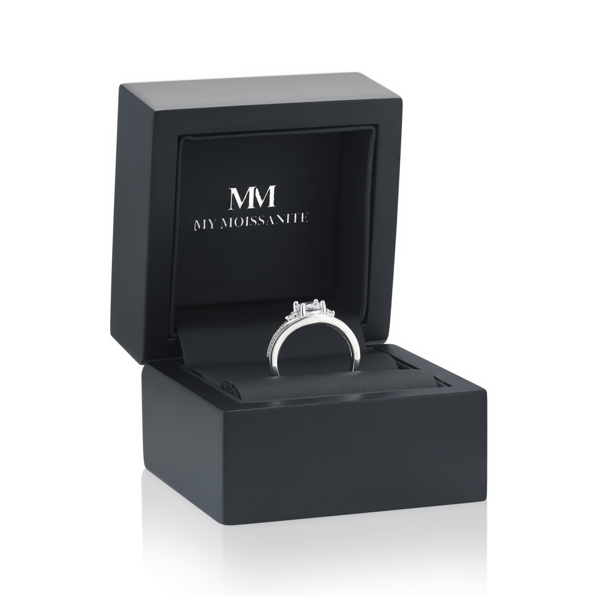 Seraphis - Moissaniteforlovelsesring med sidesten