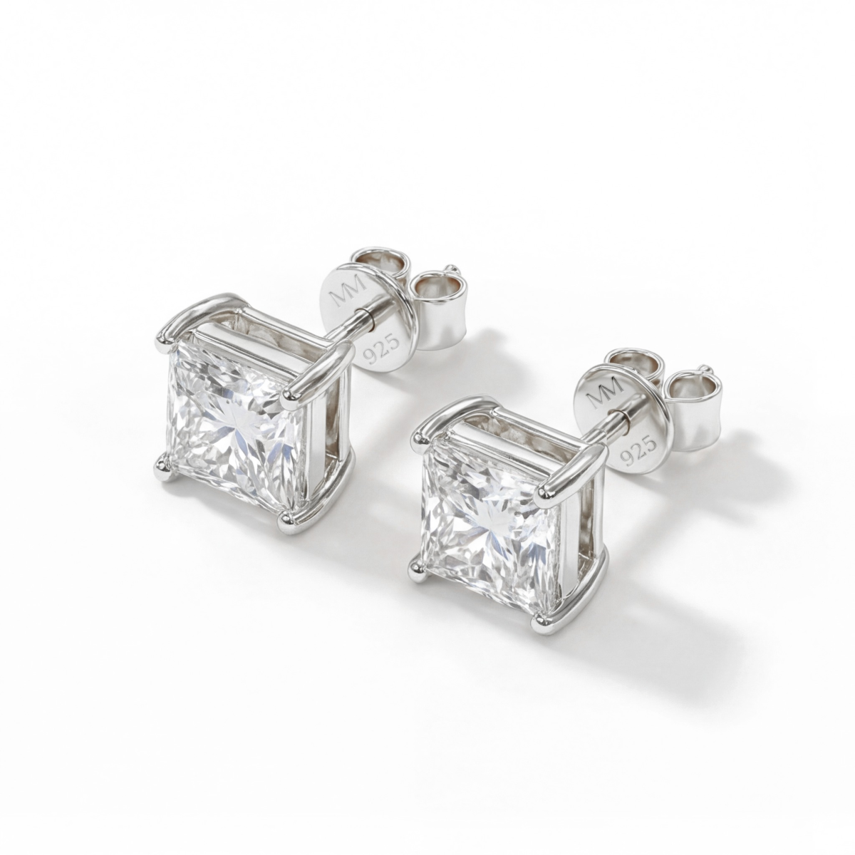 Orion – Ørestikker med moissanite i prinsesseslibning