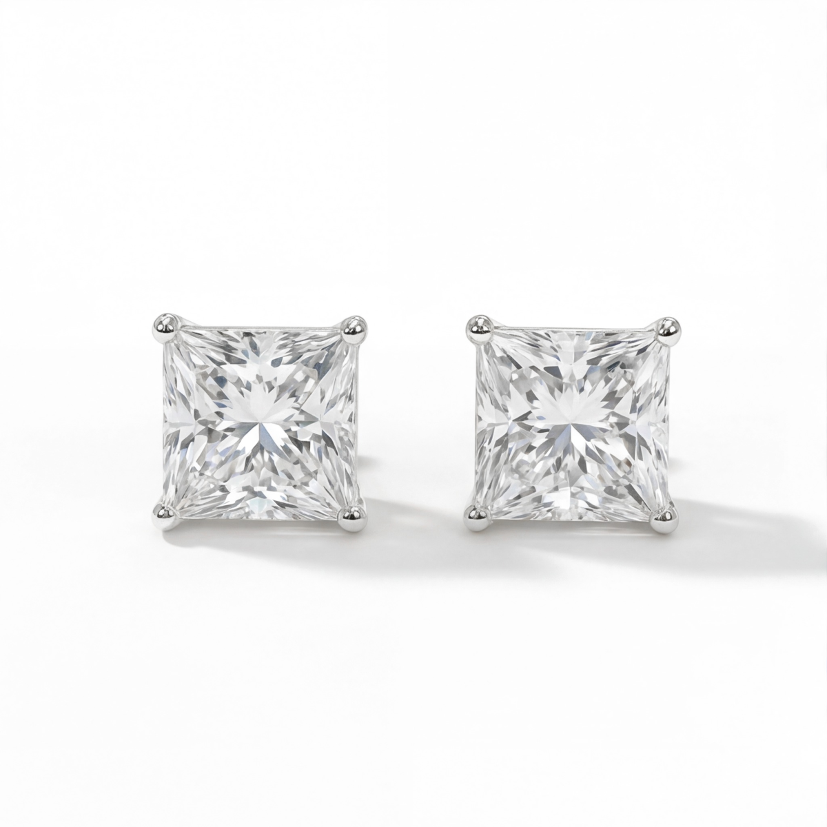 Orion – Ørestikker med moissanite i prinsesseslibning