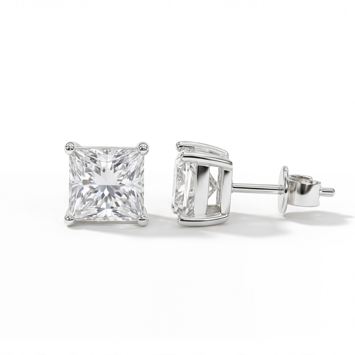 Orion – Ørestikker med moissanite i prinsesseslibning