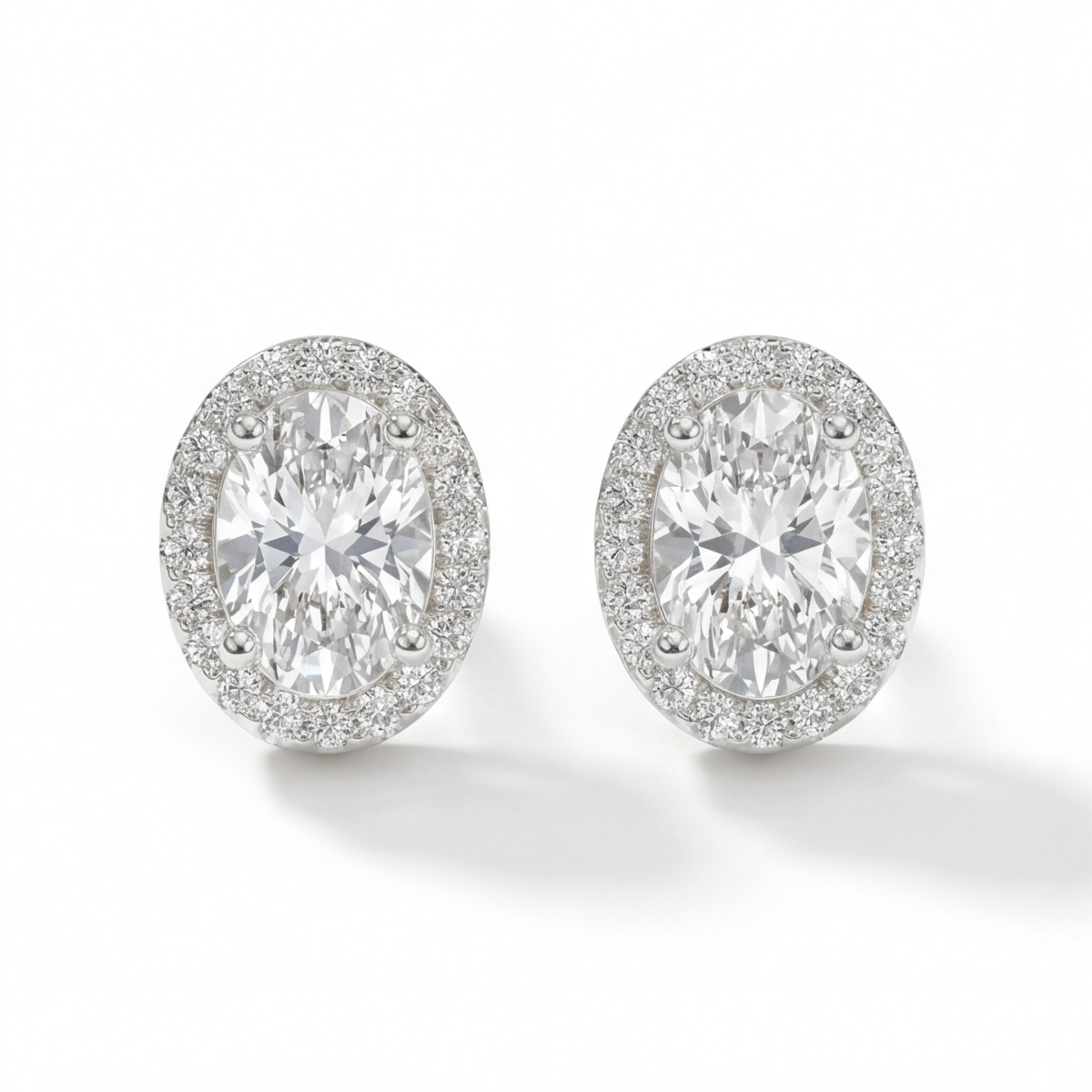Ellipse - Ovale ørestikker med moissanite i halofatning