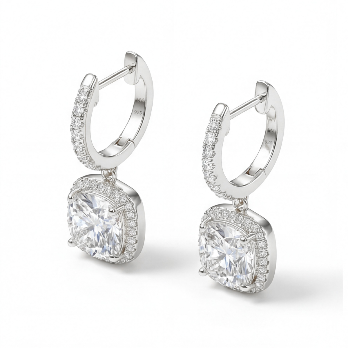 Cushion Drops - Huggieøreringe med vedhæng, moissanite og halo