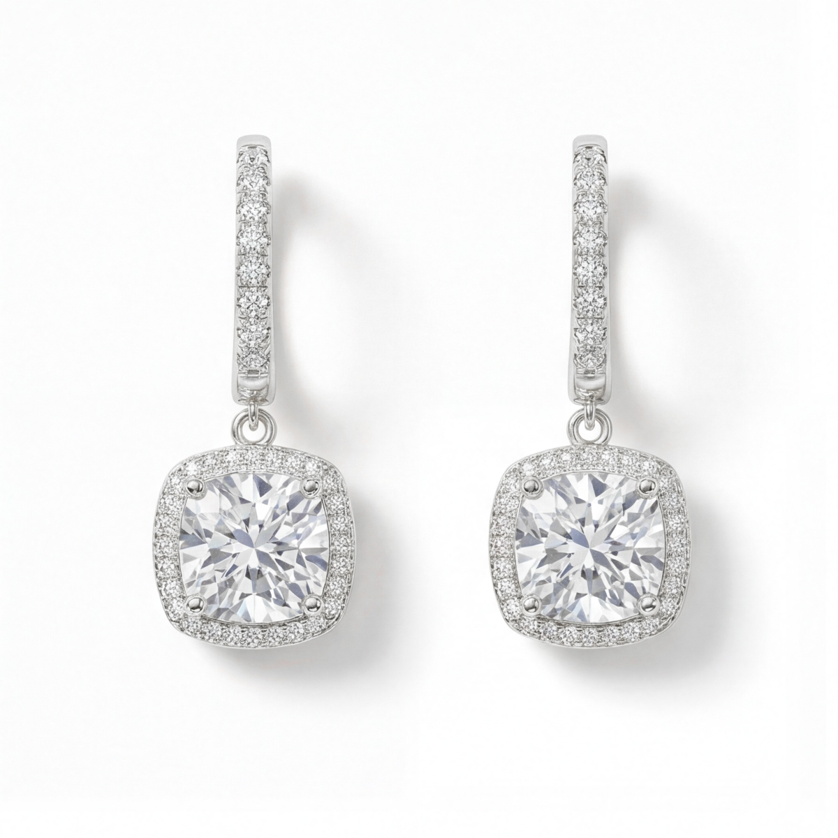 Cushion Drops - Huggieøreringe med vedhæng, moissanite og halo