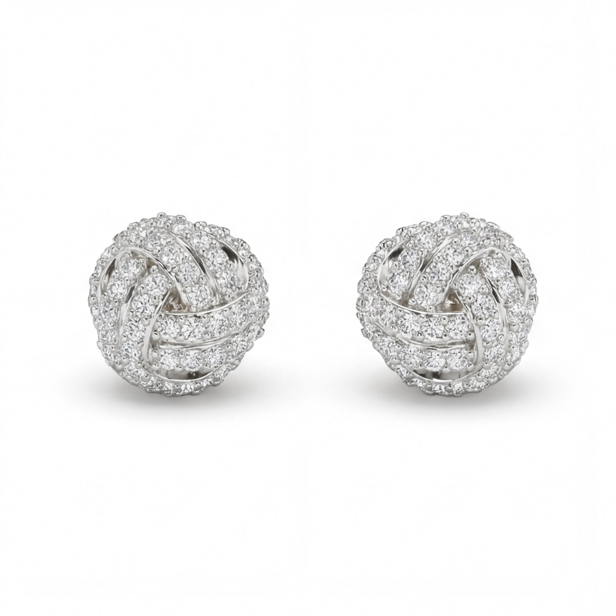 Cluster Spheres - Ørestikker med moissanite i pavéfatning