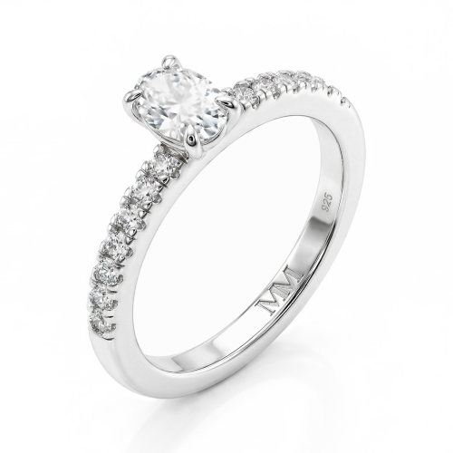 Nina - Ring med oval moissanite og pavéfattede sidesten