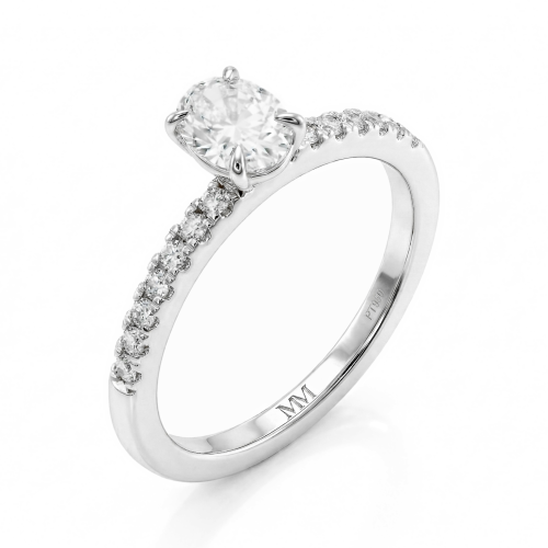 Nina - Ring med oval moissanite og pavéfattede sidesten