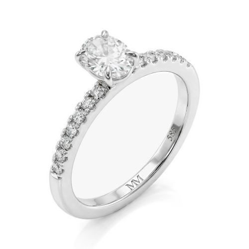 Nina - Ring med oval moissanite og pavéfattede sidesten