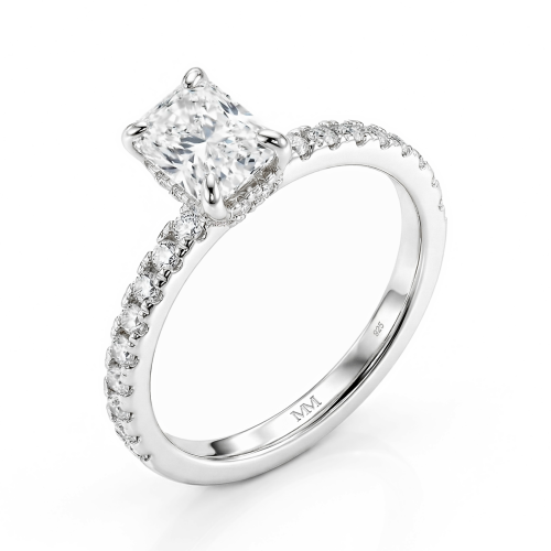 Astra - Ring med radiantslebet moissanite, pavéfattede sidesten og skjult halo