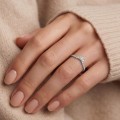 Serenella - Vielsesring med marquiseslebne og runde moissanitesten