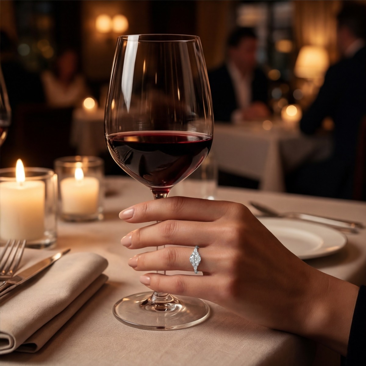 Olivette - Forlovelsesring med ovalsleben moissanite og marquiseslebne sidesten