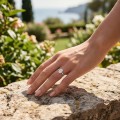 Ovalique - Klassisk solitairering til forlovelse med oval moissanite