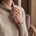 Poirine - Ring med dråbeformet moissanite, skjult halo og pavéfattede accentsten