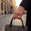 Opaline - Alliancering med moissanite i oval slibning og pavéhalo med bølget kant