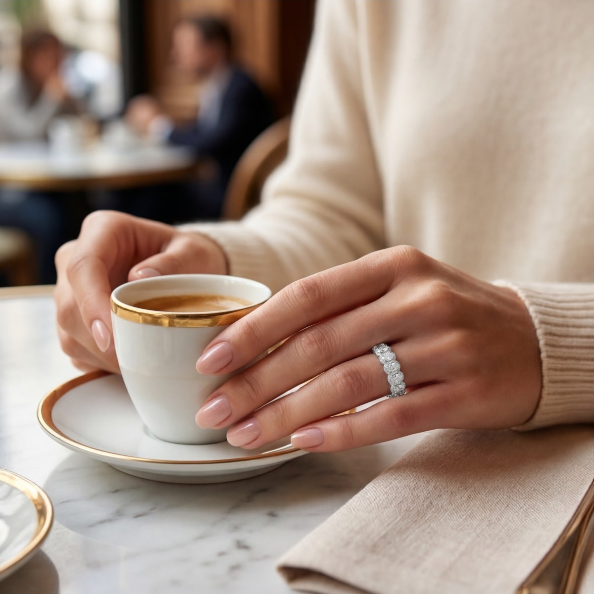 Opaline - Alliancering med moissanite i oval slibning og pavéhalo med bølget kant