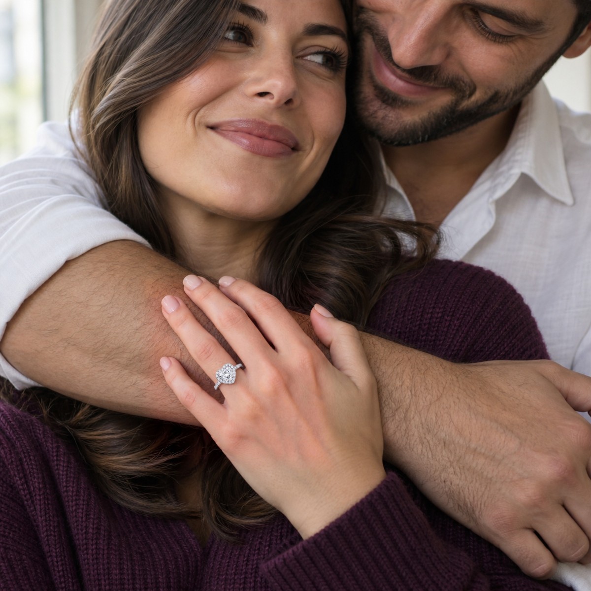 Amoria - Forlovelsesring med moissanite i hjerteformet slibning, halo og pavéfattede sidesten