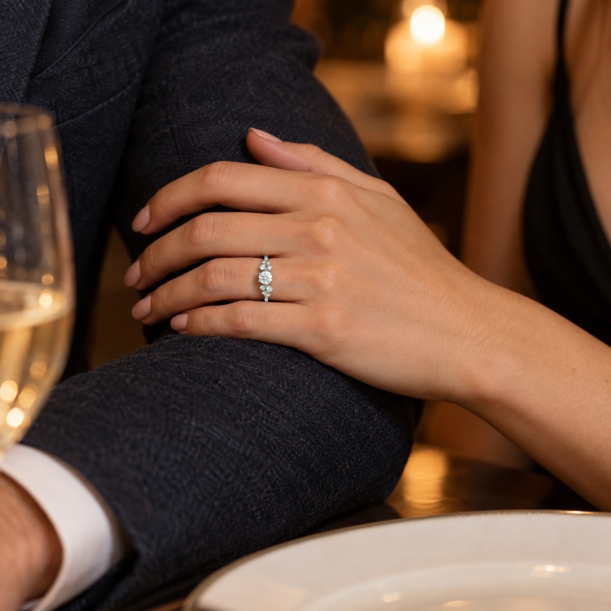 Aurora - Ring med moissanite og minimalistiske sidesten