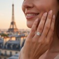 Isla - Ring med moissanite i radiantslibning og sidesten