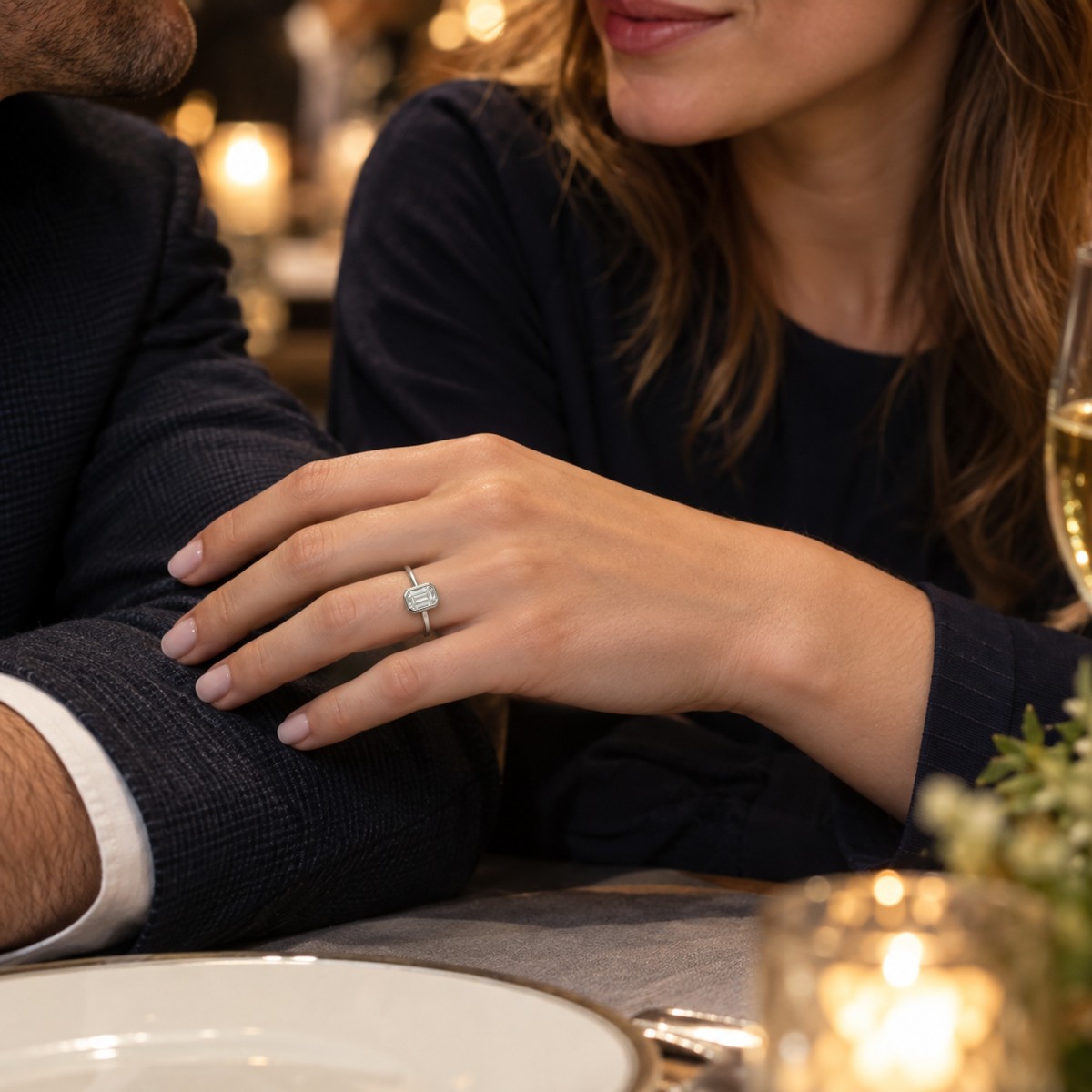 Esme - Solitairering med kassefatning og moissanite i smaragdslibning