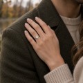 Altessa - Solitairering til forlovelse med cushionslebet moissanite og høj fatning med fire grabber