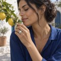 Wisteria - Ring med oval moissanite og ringskinne formet som en snoet vinranke