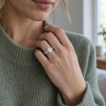 Wisteria - Ring med oval moissanite og ringskinne formet som en snoet vinranke