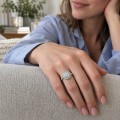 Corollina - Rund clusterring med moissanite, halo og pavéfattede skuldre