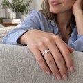 Juliette - Forlovelsesring med rund moissanite og pavéringskinne