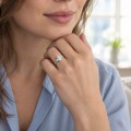 Posy - Ring med moissanite i marquiseslibning og sidesten i klynger