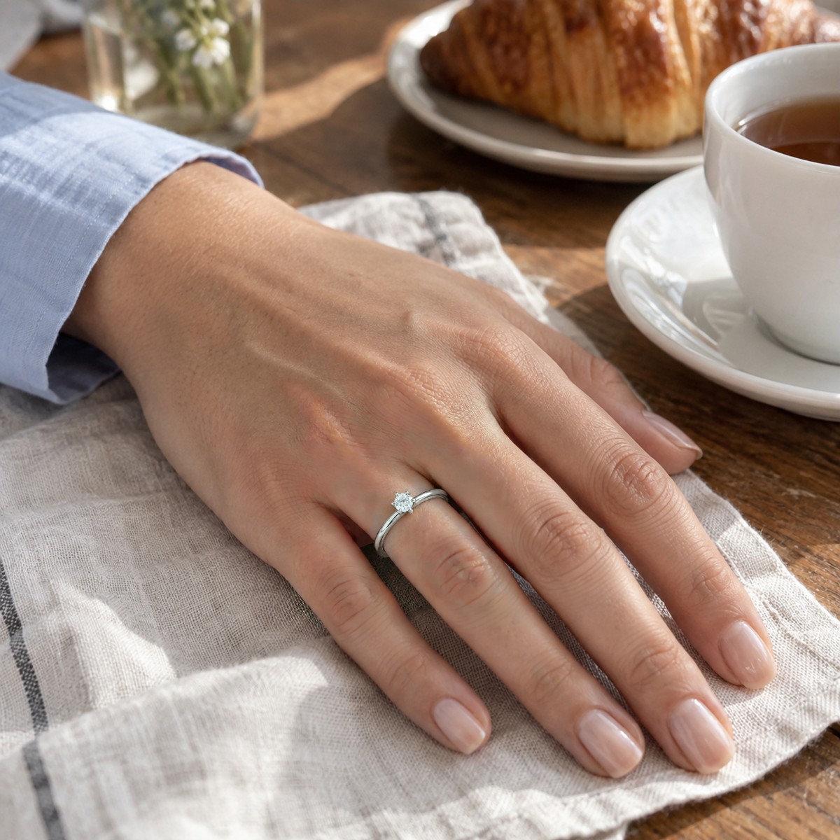 Lily - Solitairering med rund moissanite i tulipanfatning