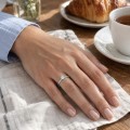 Lily - Solitairering med rund moissanite i tulipanfatning