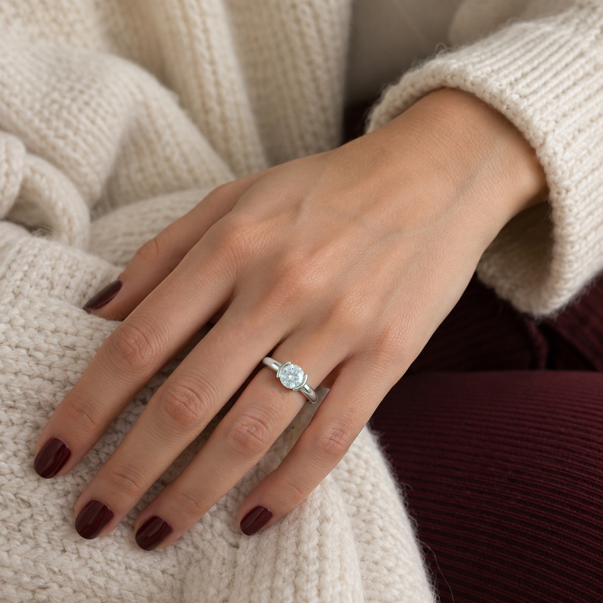 Demi - Solitairering med rund moissanite i halv kassefatning