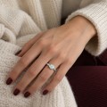 Demi - Solitairering med rund moissanite i halv kassefatning