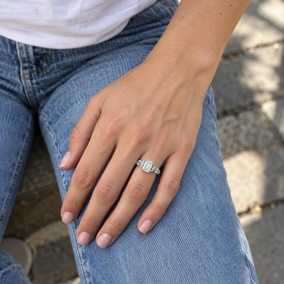 Eden - Ring med moissanite i smaragdslibning og ringskinne med rankemotiv af sten i marquiseslibning