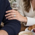 Eden - Ring med moissanite i smaragdslibning og ringskinne med rankemotiv af sten i marquiseslibning