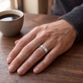 Horizon - Vielsesring til mænd med moissanite og pavékanter