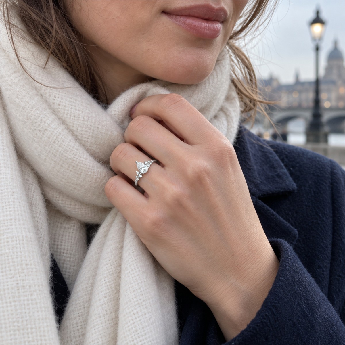 Estelle - Ring med moissanite i dråbeformet slibning og spredte sidesten