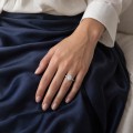 Prisma - Forlovelsesring med aflang sekskantet moissanite og sidesten i marquiseslibning samt runde sidesten