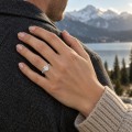 Sylvaine - Forlovelsesring med oval moissanite, klynger af marquiseslebne sten i bladmotiv og delt ringskinne