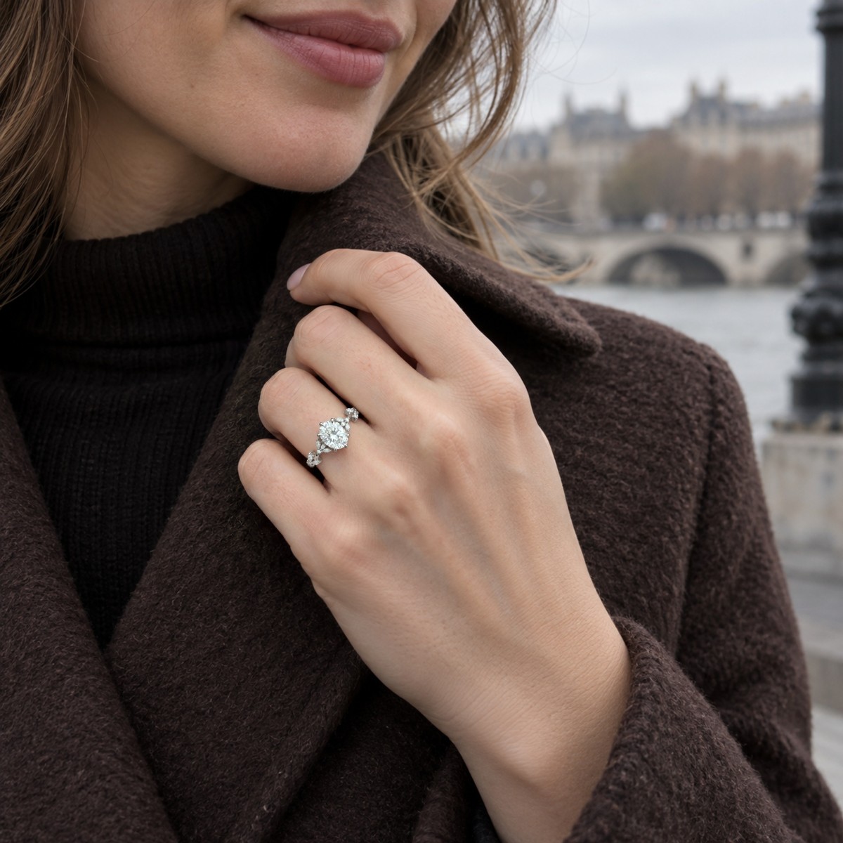 Sylvaine - Forlovelsesring med oval moissanite, klynger af marquiseslebne sten i bladmotiv og delt ringskinne