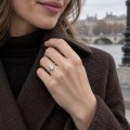 Sylvaine - Forlovelsesring med oval moissanite, klynger af marquiseslebne sten i bladmotiv og delt ringskinne
