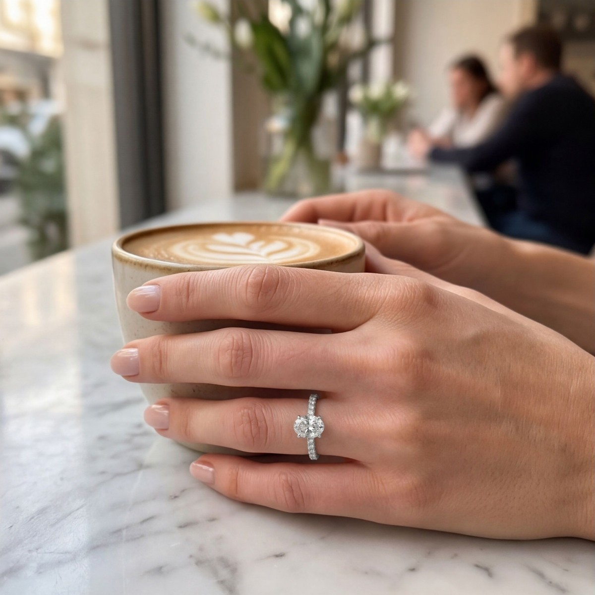 Nina ring - Oval moissanitering med pavéfattede sidesten