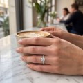 Nina ring - Oval moissanitering med pavéfattede sidesten